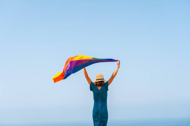 Creative Highlights Symbolbilder Lgbt Symbol, eine unerkennbare lesbische Person mit dem Rücken zugewandt, die Flagge schwenkend und der blaue Himmel im Hintergrund, Symbol der Homoxesualität *** LGBT Symbol, a unrecognizable lesbian Person with the Back facing, the Flag schwenkend and the Blue Sky at Background, symbol the Homoxesuality Copyright: imageBROKER/UnaixHuizi ibxuhu09731669.jpg ,model released, Symbolfoto ,property released