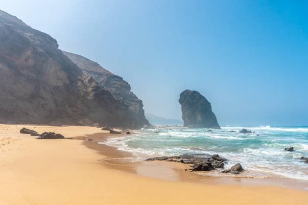 Creative Highlights World Roque Del Moro vom Strand Cofete im Naturpark Jandia, Barlovento, südlich von Fuerteventura, Kanarische Inseln. Spanien *** Roque Del Moro from Beach Cofete at Nature Park Jandia, Barlovento, south from Fuerteventura, Canary Islands Islands Spain Copyright: imageBROKER/UnaixHuizi ibxuhu09731711.jpg