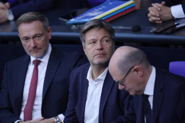 Berlin, Deutschland, 19.10.2023: Sitzungswoche im Deutschen Bundestag: Bundesfinanzminister Christian Lindner, FDP, links, Bundeswirtschaftsminister Robert Habeck, Grüne, mitte, und Bundeskanzler Olaf Scholz, SPD, rechts, nach der Regierungserklärung des Kanzlers auf der Regierungsbank nebeneinander. *** Berlin, Germany, 19 10 2023 Session week in the German Bundestag Federal Finance Minister Christian Lindner, FDP, left, Federal Economics Minister Robert Habeck, Greens, center, and Chancellor Olaf Scholz, SPD, right, side by side on the government bench after the chancellors government statement. Copyright: xdtsxNachrichtenagenturx dts_24497
