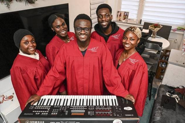 <p>Rahel Baffour, Leslie Opoku, Evans Opoku, Emmanuel Badu und Desirey Sarpong, von links, proben als Gospelchor Leslie B Harmonies, am Mittwoch den 18. Oktober 2023 in Mülheim. Sängerin Desirey Sarpong nimmt auch als Favoritin an der Casting-Show The Voice teil. Deutschland Nordrhein-Westfalen Mülheim Copyright: LarsxFröhlich