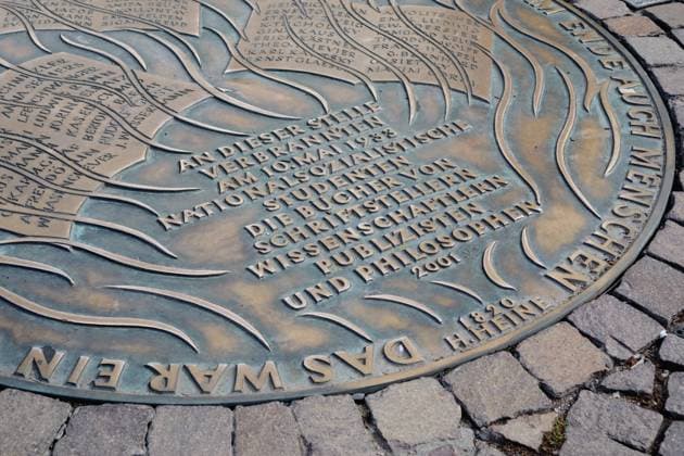 Frankfurt Römer Gedenktafel Bücherverbrennung von 2001 *** Frankfurt Romans Commemorative plaque Burning of books from 2001 1098600975