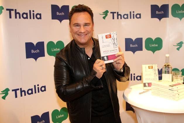 Bilder des Jahres 2023, Entertainment 10 Oktober Entertainment Themen der Woche KW42 Entertainment Bilder des Tages Guido Maria Kretschmer beim Fototermin am Rande der Signierstunde und Lesung mit seinem neuen Buch 19.521 Schritte am 19.10.2023 in Hamburg Guido Maria Kretschmer Signierstunde mit seinem neuen Buch 19.521 Schritte in Hamburg *** Guido Maria Kretschmer at the photo session on the sidelines of the book signing and reading with his new book 19 521 steps on 19 10 2023 in Hamburg Guido Maria Kretschmer book signing with his new book 19 521 steps in Hamburg 
