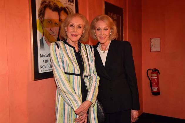 Bilder des Jahres 2023, Entertainment 10 Oktober Entertainment Themen der Woche KW42 Entertainment Bilder des Tages Alice und Ellen Kessler Premiere Brauchen Sie Â ne Quittung Komödie im Bayerischen Hof Theater München 19. Oktober 2023 *** Alice and Ellen Kessler Premiere Brauchen Sie Â ne Quittung Comedy at the Bayerischer Hof Theater Munich 19 October 2023