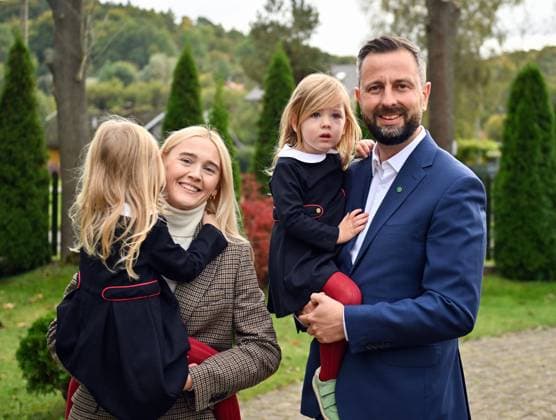 October 15, 2023, Podolany, Poland: Wladyslaw Kosiniak-Kamysz (R), president of PSL and co-leader of Trzecia Droga seen on his way to the polling station with his wife, Paulina and daughters. Podolany Poland - ZUMAs197 20231015_aaa_s197_364 Copyright: xAlexxBonax