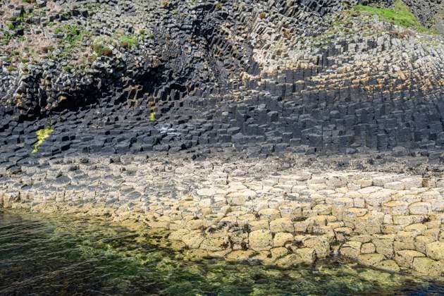 Creative Highlights World Bizzar geformter, polygonaler Säulenbasalt auf der unbewohnten Felseninsel Staffa, Hebriden, Highlands, Schottland, Großbritannien, Europa *** bizarre more shaped, polygonal Columnar basalt at the uninhabited Rock Island Staffa, Hebrides, Highlands, Scotland, Great Britain, Europe Copyright: imageBROKER/MarkusxKeller ibxmkl09748607.jpg