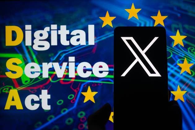 EU - Social Media - Disinformation- Photo Illustration X logo displayed on a smartphone with European Commission Digital Service Act on screen seen in the background, in this photo illustration. On 19 October 2023, in Brussels, Belgium. Jonathan Raa Nurphoto Brussels Belgium  Copyright: xJonathanxRaax originalFilename: raa-eusocial231019_npskg.jpg