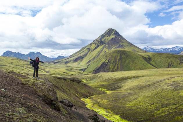 Creative Highlights Symbolbilder Eine junge Frau auf einem grünen Berg und einem schönen Fluss aus Moos auf der 54 km langen Wanderung von Landmannalaugar, Island, Europa *** a Boy Woman at a Greens mountain and a beautiful River from Moss at the 54 km long Hike from Landmannalaugar, Iceland, Europe Copyright: imageBROKER/UnaixHuizi ibxuhu09742728.jpg ,model released, Symbolfoto ,property released
