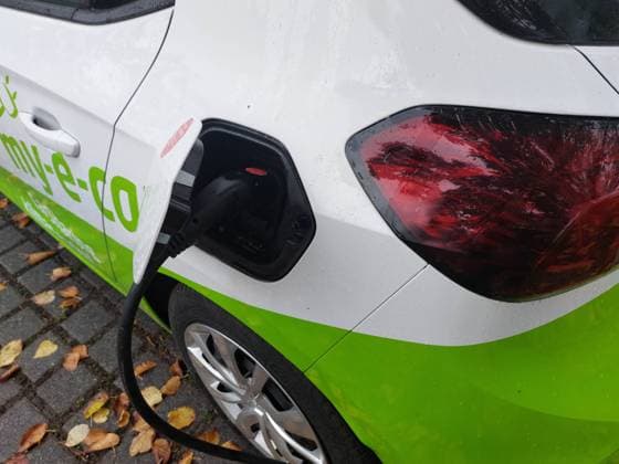 Freiburg Themenbild - Ladestation für Elektrofahrzeuge, Stromtankstelle, Elektrotankstelle, Stromladesäule für Elektro-Auto, E-Auto, Schnellladesäule, Stromtanke Themenbild - Ladestation für Elektrofahrzeuge, Stromtankstelle, Elektrotankstelle, Stromladesäule für Elektro-Auto, E-Auto, Schnellladesäule, Stromtanke Stadtmobil, Ein E-Auto, Elektroauto, Ökostrom Ladestation, Elektromobil wird an einer Stromtankstelle, Ladestation in der Stadt Freiburg mit einem Ladekabel Mennekes 16A, 32 A, mit Strom aufgetankt, betankt. Symbolbild, Themenbild, Featurebild *** Freiburg theme image charging station for electric vehicles, electric charging station, electric charging station, electric charging station for electric car, E car, fast char Copyright: xFleigx xEibner-Pressefotox EP_dfg