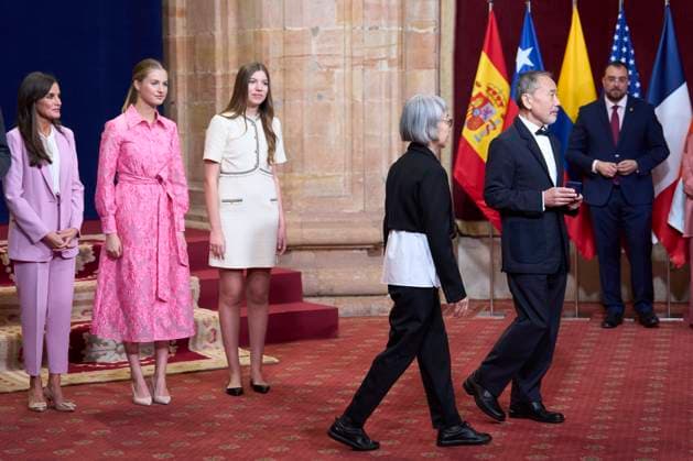 20-10-2023 Medals Princess Leonor and Queen Letizia and Princess Sofia with Japanese writer Haruki Murakami during the Princess Asturias awards at the Campoamor theatre in Oviedo No Spain Â  Copyright: xPPEx