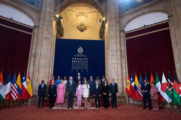 20-10-2023 Medals Kenyan marathon world record holder Eliud Kipchoge, US actress Meryl Streep, Spanish Crown Princess of Asturias Leonor, King Felipe, Queen Letizia, Princess Sofia, Japanese writer Haruki Murakami, US biologist Bonnie L. Bassler and US biologist E. Peter Greenberg pose for a group picture with members of the Drugs for Neglected Diseases initiative (DNDi) non-profit and the Marys Meals non-profit, ahead of the 2023 Princess of Asturias award ceremony at the Campoamor theatre in Oviedo. No Spain Â  Copyright: xPPEx