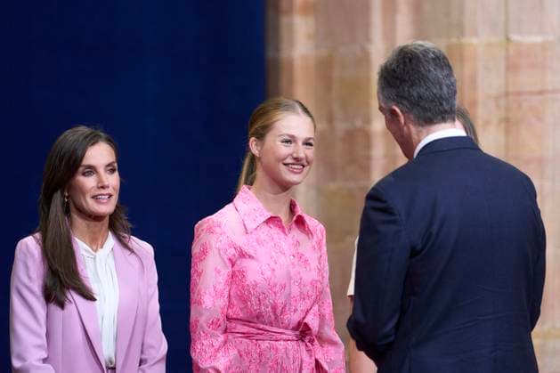 20-10-2023 Medals Princess Leonor and Queen Letizia and King Felipe and Princess Sofia and US actress Meryl Streep and Haruki Murakami and Antonio Banderas during the Princess Asturias awards at the Campoamor theatre in Oviedo No Spain Â  Copyright: xPPEx