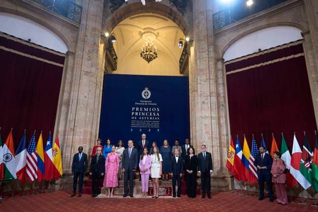 20-10-2023 Medals Kenyan marathon world record holder Eliud Kipchoge, US actress Meryl Streep, Spanish Crown Princess of Asturias Leonor, King Felipe, Queen Letizia, Princess Sofia, Japanese writer Haruki Murakami, US biologist Bonnie L. Bassler and US biologist E. Peter Greenberg pose for a group picture with members of the Drugs for Neglected Diseases initiative (DNDi) non-profit and the Marys Meals non-profit, ahead of the 2023 Princess of Asturias award ceremony at the Campoamor theatre in Oviedo. No Spain Â  Copyright: xPPEx