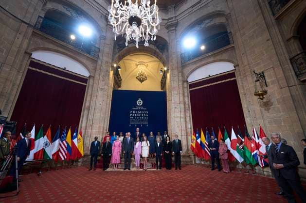 20-10-2023 Medals Kenyan marathon world record holder Eliud Kipchoge, US actress Meryl Streep, Spanish Crown Princess of Asturias Leonor, King Felipe, Queen Letizia, Princess Sofia, Japanese writer Haruki Murakami, US biologist Bonnie L. Bassler and US biologist E. Peter Greenberg pose for a group picture with members of the Drugs for Neglected Diseases initiative (DNDi) non-profit and the Marys Meals non-profit, ahead of the 2023 Princess of Asturias award ceremony at the Campoamor theatre in Oviedo. No Spain Â  Copyright: xPPEx