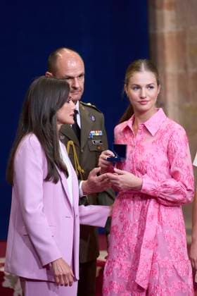 20-10-2023 Medals Princess Leonor and Queen Letizia and King Felipe and Princess Sofia and US actress Meryl Streep and Haruki Murakami and Antonio Banderas during the Princess Asturias awards at the Campoamor theatre in Oviedo No Spain Â  Copyright: xPPEx