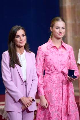 20-10-2023 Medals Princess Leonor and Queen Letizia and King Felipe and Princess Sofia and US actress Meryl Streep and Haruki Murakami and Antonio Banderas during the Princess Asturias awards at the Campoamor theatre in Oviedo No Spain Â  Copyright: xPPEx