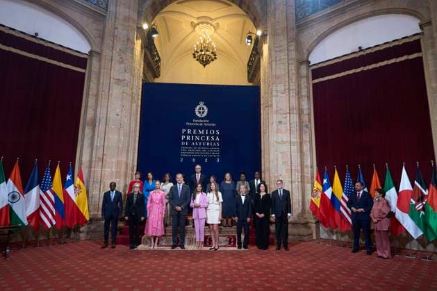 20-10-2023 Medals Kenyan marathon world record holder Eliud Kipchoge, US actress Meryl Streep, Spanish Crown Princess of Asturias Leonor, King Felipe, Queen Letizia, Princess Sofia, Japanese writer Haruki Murakami, US biologist Bonnie L. Bassler and US biologist E. Peter Greenberg pose for a group picture with members of the Drugs for Neglected Diseases initiative (DNDi) non-profit and the Marys Meals non-profit, ahead of the 2023 Princess of Asturias award ceremony at the Campoamor theatre in Oviedo. No Spain Â  Copyright: xPPEx