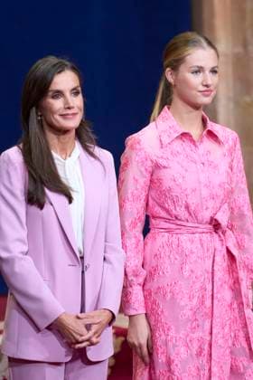 20-10-2023 Medals Princess Leonor and Queen Letizia and King Felipe and Princess Sofia and US actress Meryl Streep and Haruki Murakami and Antonio Banderas during the Princess Asturias awards at the Campoamor theatre in Oviedo No Spain Â  Copyright: xPPEx