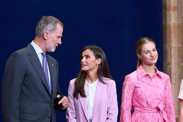 20-10-2023 Medals Princess Leonor and Queen Letizia and King Felipe and Princess Sofia and US actress Meryl Streep and Haruki Murakami and Antonio Banderas during the Princess Asturias awards at the Campoamor theatre in Oviedo No Spain Â  Copyright: xPPEx