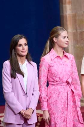 20-10-2023 Medals Princess Leonor and Queen Letizia and King Felipe and Princess Sofia and US actress Meryl Streep and Haruki Murakami and Antonio Banderas during the Princess Asturias awards at the Campoamor theatre in Oviedo No Spain Â  Copyright: xPPEx