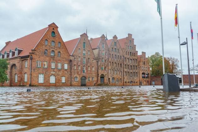 Bilder des Jahres 2023, News 10 Oktober News Themen der Woche KW42 News Bilder des Tages Luebeck GER, Themen Sturmflut Luebeck, 20.10.2023 Salzspeicher in Luebecker Altstadt waehrend Ueberflutung der Trave GER, Themen Sturmflut Luebeck, 20.10.2023 *** Luebeck GER, themes storm surge Luebeck, 20 10 2023 salt storage in Luebeck old town during flooding of the river Trave GER, themes storm surge Luebeck, 20 10 2023 Copyright: xEibnerxPressefoto MarcelxvonxFehrnx EP_MFN