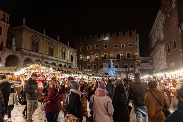 Christmas markets in the city Verona, Italy 17 December 2022: Christmas markets in the city scene Christmas markets in the city Copyright: xFilippoxCarlotx EDITT (553)