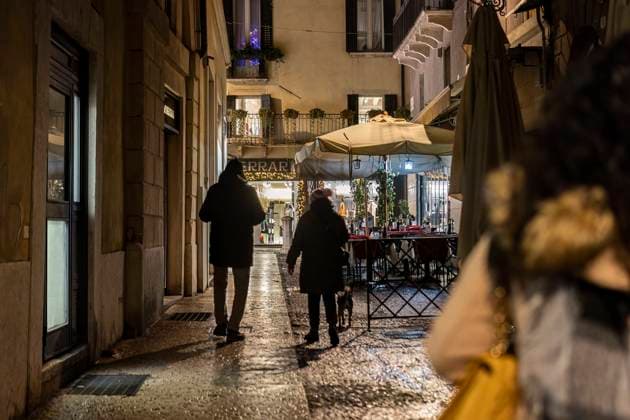 Walking christmas decorated alley Verona, Italy 17 December 2022: Walking christmas decorated alley Walking christmas decorated alley Copyright: xFilippoxCarlotx EDITT (555)