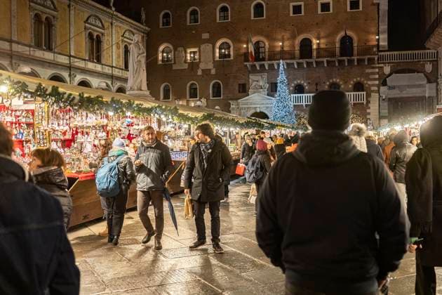 Christmas markets in the city scene Verona, Italy 17 December 2022: Christmas markets in the city scene Christmas markets in the city scene Copyright: xFilippoxCarlotx EDITT (569)