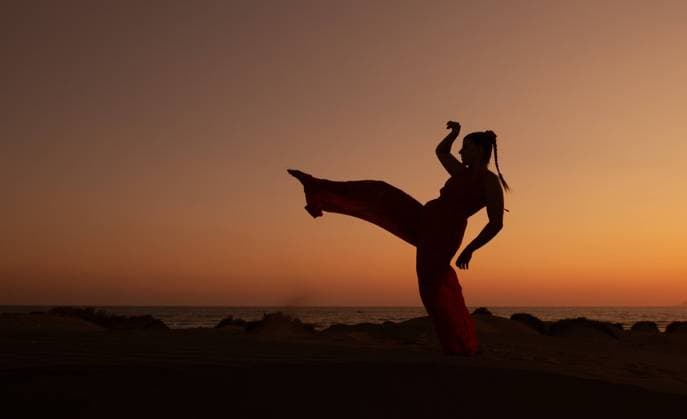Silhouette of a woman dancing at a sandy beach at sunset. Caucasian woman posing outdoors at the coast Silhouette of a woman dancing at a sandy beach at sunset. Caucasian woman posing outdoors at the coast. ,model released, Symbolfoto Copyright: xZoonar.com MichalakisxPpalisx 20548453 ,model released, Symbolfoto ,property released