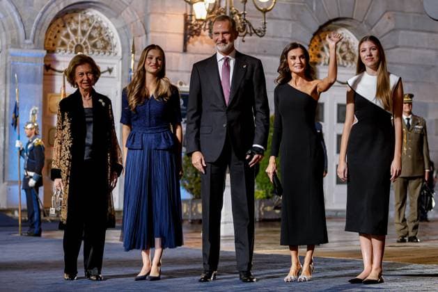 Princess of Asturias Awards Ceremony - Oviedo Queen Sofia, Princess Leonor, King Felipe VI and Princess Sofia depart the Princesa de Asturias Awards at Teatro Campoamor on October 20, 2023 in Oviedo, Asturias, Spain. Photo by Archie Andrews ABACAPRESS.COM Oviedo Spain  Copyright: xAndrewsxArchie ABACAx 872625_040 AndrewsxArchie ABACAx 872625_040