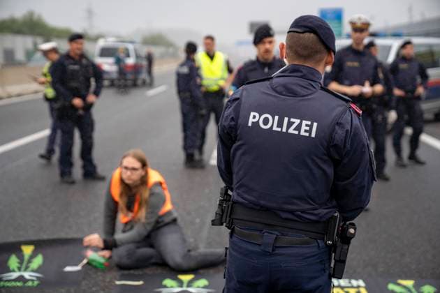 St. Pölten, Österreich. 29 August 2023. Klimaaktivisten der Letzte Generation Österreich an der Straße angeklebt, sie blockieren die A1 Autobahn von Wien nach Salzburg. *** St Pölten, Austria 29 August 2023 Climate activists the last Generation Austria to the Street glued on, you block the A1 Motorway from Vienna to Salzburg