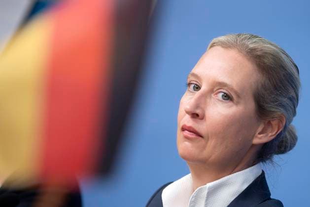 Alice Weidel, AfD DEU, Deutschland, Germany, Berlin, 09.10.2023 Alice Weidel, Parteivorsitzender der AfD , Alternative fuer Deutschland , und Deutschlandfahne waehrend der Pressekonferenz der AfD unter dem Motto Bereit fuer Mehr am Tag nach den Landtagswahlen in Hessen und Bayern in Berlin Deutschland . Bei beiden Wahlen konnte die AfD stark zulegen und belegte in Hessen den zweiten und in Bayern den dritten Platz en: Alice Weidel, co-leader of the right-wing party AfD , Alternative fuer Deutschland , Alternative for Germany, and German flag during a press call of the AfD the day after Hesse and Bavaria state elections in Berlin Germany . The AfD made strong gains in both elections, finishing in second place in Hesse and third place in Bava