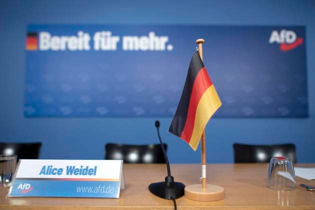 AfD Bereit fuer Mehr DEU, Deutschland, Germany, Berlin, 09.10.2023 Schild Alice Weidel, Parteivorsitzender der AfD , Alternative fuer Deutschland , und Motto Bereit fuer Mehr und Deutschlandfahne waehrend der Pressekonferenz der AfD , Alternative fuer Deutschland , am Tag nach den Landtagswahlen in Hessen und Bayern in Berlin Deutschland . Bei beiden Wahlen konnte die AfD stark zulegen und belegte in Hessen den zweiten und in Bayern den dritten Platz en: Sign Alice Weidel, party leader of the AfD, Alternative for Germany, and Slogan Ready for More and German flag during the press conference of the AfD, Alternative for Germany, the day after the state elections in Hesse and Bavaria in Berlin Germany . The AfD made strong gains in both electi