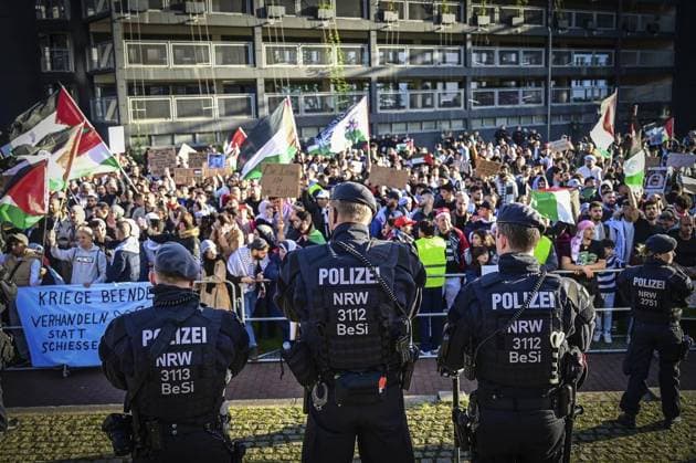 Bilder des Jahres 2023, News 10 Oktober News Themen der Woche KW42 News Bilder des Tages Palästinenser Demo in Düsseldorf *** NUR FÜR REDAKTIONELLE ZWECKE *** EDITORIAL USE ONLY ***<p>Demonstrationszug von Palästinenser vom Hauptbahnhof zum Landtagt am Samstag, 21.Oktober.2023, a in Düsseldorf. Foto : Kai Kitschenberg FUNKE Foto Services< p> Politik Deutschland NRW Düsseldorf Copyright: kk *** Palestinian demonstration in Düsseldorf FOR EDITORIAL PURPOSES ONLY EDITORIAL USE ONLY p Demonstration procession of Palestinians from the main train station to the Landtag on Saturday, October 21, 2023, a in Düsseldorf Photo Kai Kitschenberg FUNKE Foto Services p Politics Germany NRW Düsseldorf Copyright kk Copyright: kk doc7shha9o9fb71i059787j ,EDITORIAL USE ONLY