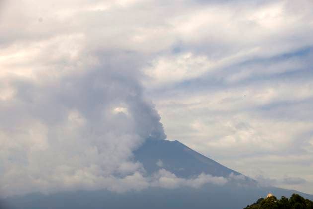 Monumental catrinas receive the Day of the Dead festivity in Atlixco, Mexico October 20, 2023, State of Puebla, Mexico: The Popocatepetl volcano seen from the municipality of Atlixco in the state of Puebla. on October 20, 2023 in State of Puebla, Mexico (Photo by Luis Barron Eyepix Group). Copyright: xLuisxBarronx xEyepixxGroupx LB_20231020_CATRINAS15
