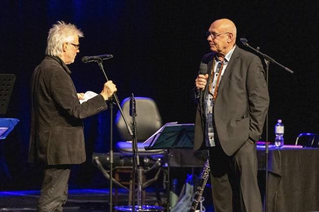 <p>Berthold Klostermann spricht am Samstag, dem 21.10.2023, mit Eckard Koltermann bei der Verleihung des Jazz-Potts. Essen Copyright: JonasxRichter