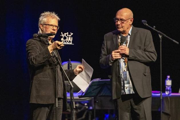 <p>Berthold Klostermann verleiht am Samstag, dem 21.10.2023, den Jazz-Pot an Eckard Koltermann bei der Verleihung des Jazz-Potts. Essen Copyright: JonasxRichter