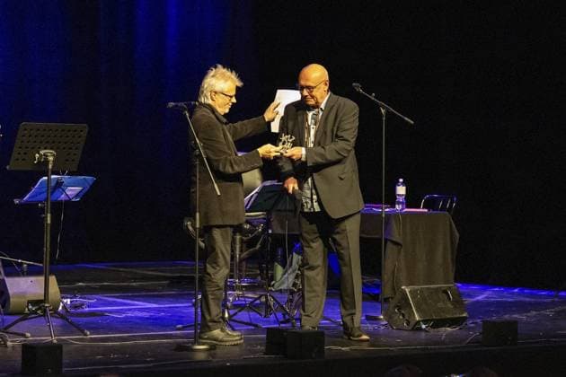 <p>Berthold Klostermann verleiht am Samstag, dem 21.10.2023, den Jazz-Pot an Eckard Koltermann bei der Verleihung des Jazz-Potts. Essen Copyright: JonasxRichter
