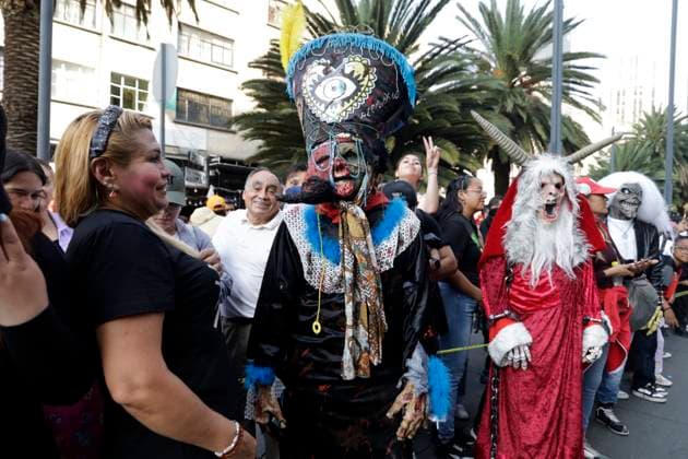 October 21, 2023, Mexico City, Mexico: Hundreds of people dressed as zombies participate in the zombie march in Mexico City. on October 21, 2023 in Mexico City, Mexico Mexico City Mexico - ZUMAe321 20231021_zia_e321_047 Copyright: xLuisxBarronx