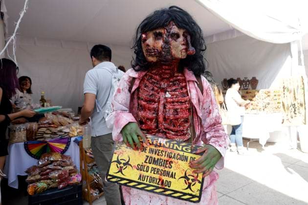 News Bilder des Tages October 21, 2023, Mexico City, Mexico: Hundreds of people dressed as zombies participate in the zombie march in Mexico City. on October 21, 2023 in Mexico City, Mexico Mexico City Mexico - ZUMAe321 20231021_zia_e321_062 Copyright: xLuisxBarronx