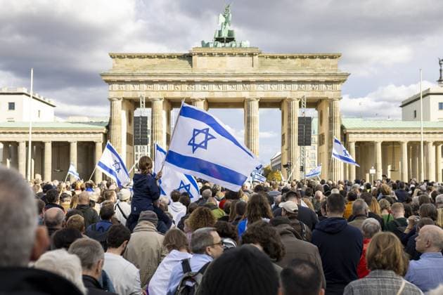 Bilder des Jahres 2023, News 10 Oktober News Themen der Woche KW42 News Bilder des Tages Israelische Flagge auf der Kundgebung GEGEN TERROR UND ANTISEMITISMUS - Solidaritaet mit Israel - vor dem Brandenburger Tor. Berlin, 22.10.2023. Berlin Deutschland *** Israeli flag at the rally AGAINST TERROR AND ANTISEMITISM Solidarity with Israel in front of the Brandenburg Gate Berlin, 22 10 2023 Berlin Germany Copyright: xThomasxImox