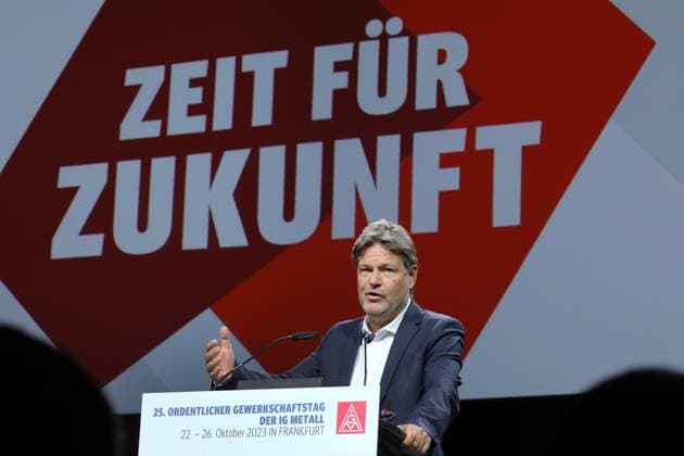 News Themen der Woche KW42 News Bilder des Tages 22.10.2023, Frankfurt, DEU 25. Ordentlicher Gewerkschaftstag der IG Metall in Frankfurt. Bundeswirtschaftsminister Robert Habeck haelt eine Rede auf dem Gewerkschaftstag *** 22 10 2023, Frankfurt, DEU 25 Ordinary Trade Union Congress of IG Metall in Frankfurt Federal Minister of Economics Robert Habeck gives a speech at the Trade Union Congress