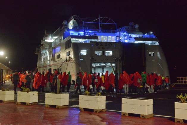 News Bilder des Tages Transfer of migrants from El Hierro to other islands due to the collapse of reception sites Dozens of migrants queue to enter a boat, at the dock of La Restinga, on October 22, 2023, in El Hierro, Canary Islands (Spain). Several hundred migrants have been transferred early this morning from El Hierro to other islands of the archipelago due to the collapse of the reception places on the island of El Hierro. Yesterday, October 21, the most numerous cayuco arrived on the island since the Canary route of the pateras was opened in 1994 with 320 people. Photo by Europa Press ABACAPRESS.COM El Hierro Canary Islands Spain  Copyright: xEuropaxPress ABACAx 872783_002 EuropaxPress ABACAx 872783_002