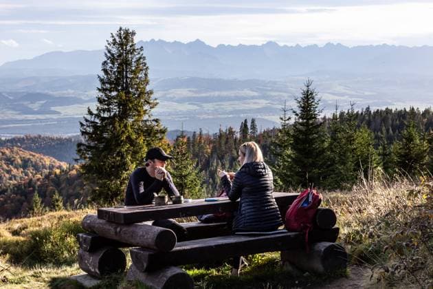 Tourist Visit Gorce Mountains In Poland Tourists are seen sitting on a banch on a mountain slope as Autumn colours cover Gorce, the picturesque mountain chain in Western Beskids , Poland on October 22, 2023. Nowy Targ Lesser Poland Poland  Copyright: xDominikaxZarzyckax originalFilename: zarzycka-touristv231021_nptuF.jpg
