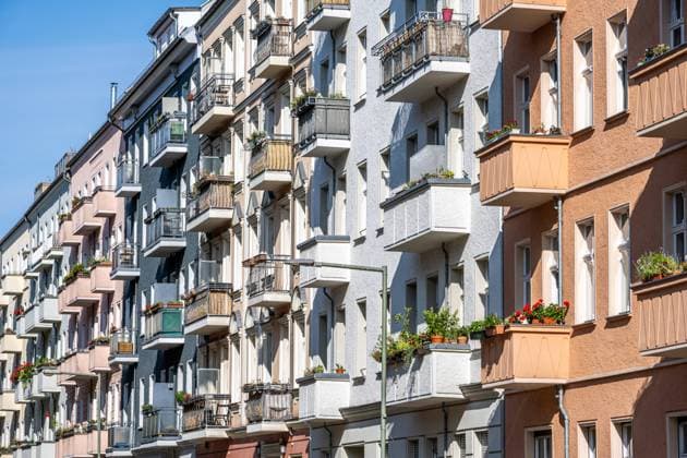 Straße mit bunten Altbauwohnungen Straße mit bunten Altbauwohnungen in Berlin, Deutschland Copyright: xZoonar.com elxeneizex 20573020