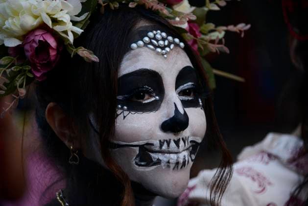 Caterinas Mega Parade - Mexico City A person dressed as Catrina takes part during the Annual Mega Parade of Catrinas 2023 as part of Day of the Dead (Dia de Muertos) celebration at Reforma Avenue. Mexico City, Mexico, October 22, 2023. Photo by Carlos Tischler Eyepix Group ABACAPRESS.COM Mexico City Mexico  Copyright: xTischlerxCarlos Eyepix ABACAx 872841_005 TischlerxCarlos Eyepix ABACAx 872841_005