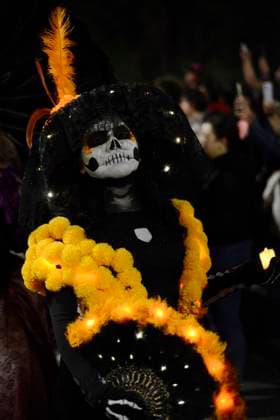 Caterinas Mega Parade - Mexico City A person dressed as Catrina takes part during the Annual Mega Parade of Catrinas 2023 as part of Day of the Dead (Dia de Muertos) celebration at Reforma Avenue. Mexico City, Mexico, October 22, 2023. Photo by Carlos Tischler Eyepix Group ABACAPRESS.COM Mexico City Mexico  Copyright: xTischlerxCarlos Eyepix ABACAx 872841_025 TischlerxCarlos Eyepix ABACAx 872841_025