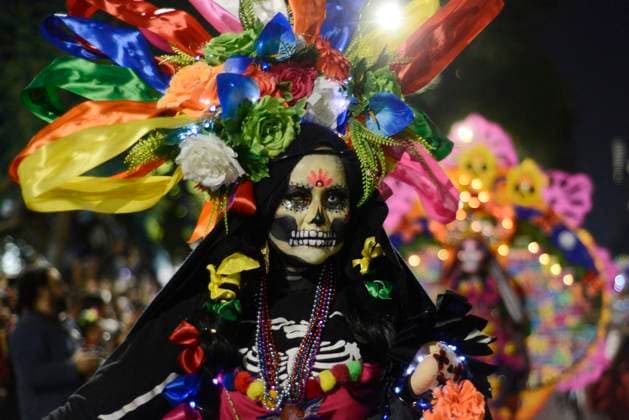 Bilder des Jahres 2023, News 10 Oktober News Themen der Woche KW42 News Bilder des Tages Caterinas Mega Parade - Mexico City A person dressed as Catrina takes part during the Annual Mega Parade of Catrinas 2023 as part of Day of the Dead (Dia de Muertos) celebration at Reforma Avenue. Mexico City, Mexico, October 22, 2023. Photo by Carlos Tischler Eyepix Group ABACAPRESS.COM Mexico City Mexico  Copyright: xTischlerxCarlos Eyepix ABACAx 872841_028 TischlerxCarlos Eyepix ABACAx 872841_028