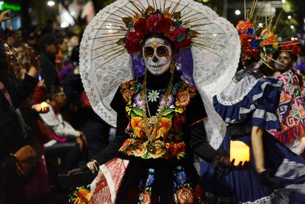 Caterinas Mega Parade - Mexico City A person dressed as Catrina takes part during the Annual Mega Parade of Catrinas 2023 as part of Day of the Dead (Dia de Muertos) celebration at Reforma Avenue. Mexico City, Mexico, October 22, 2023. Photo by Carlos Tischler Eyepix Group ABACAPRESS.COM Mexico City Mexico  Copyright: xTischlerxCarlos Eyepix ABACAx 872841_029 TischlerxCarlos Eyepix ABACAx 872841_029