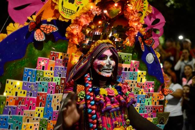 Caterinas Mega Parade - Mexico City A person dressed as Catrina takes part during the Annual Mega Parade of Catrinas 2023 as part of Day of the Dead (Dia de Muertos) celebration at Reforma Avenue. Mexico City, Mexico, October 22, 2023. Photo by Carlos Tischler Eyepix Group ABACAPRESS.COM Mexico City Mexico  Copyright: xTischlerxCarlos Eyepix ABACAx 872841_030 TischlerxCarlos Eyepix ABACAx 872841_030