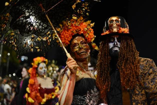 Caterinas Mega Parade - Mexico City A person dressed as Catrina takes part during the Annual Mega Parade of Catrinas 2023 as part of Day of the Dead (Dia de Muertos) celebration at Reforma Avenue. Mexico City, Mexico, October 22, 2023. Photo by Carlos Tischler Eyepix Group ABACAPRESS.COM Mexico City Mexico  Copyright: xTischlerxCarlos Eyepix ABACAx 872841_031 TischlerxCarlos Eyepix ABACAx 872841_031